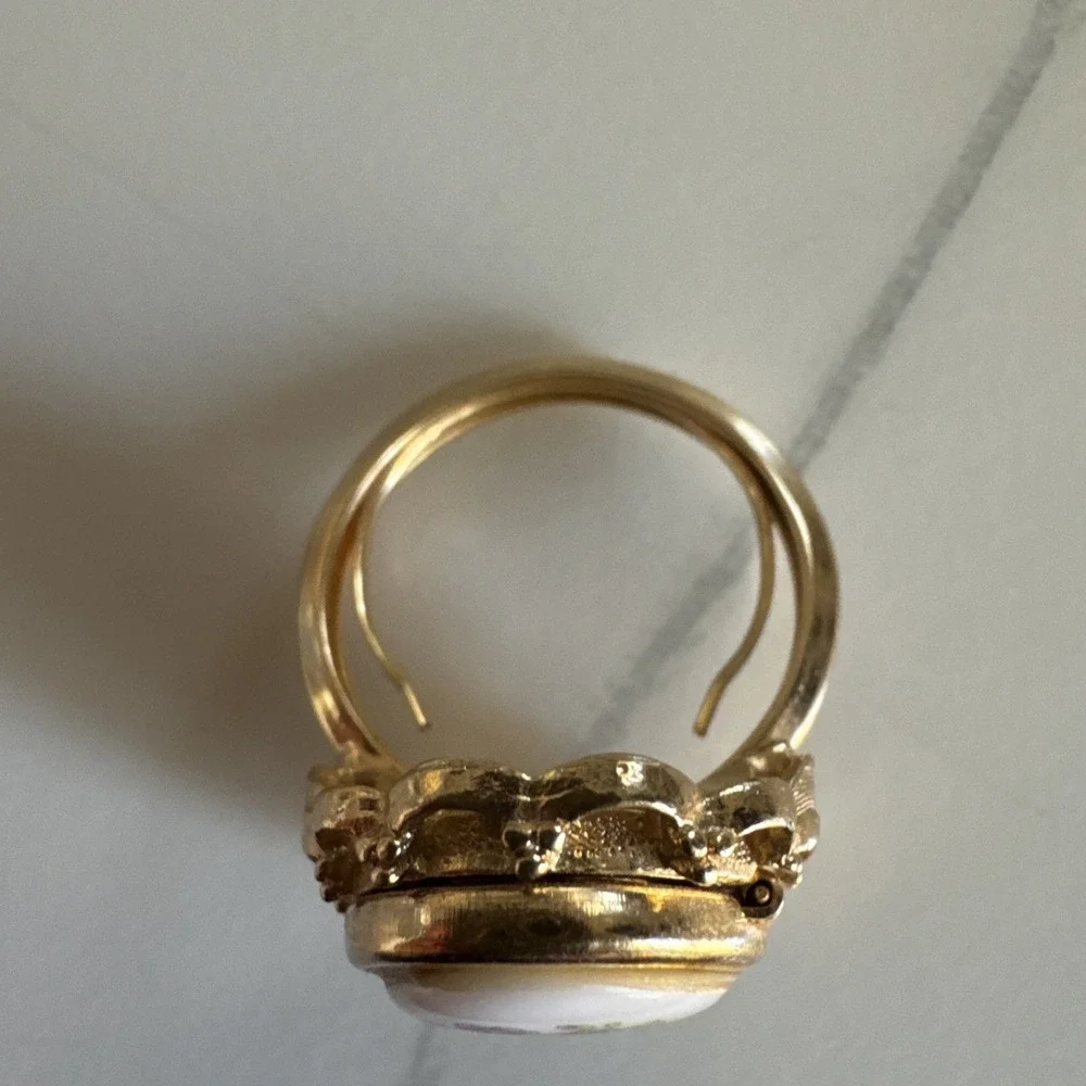 Avon Vintage Gold Tone Floral Oval Porcelain Locket Cocktail Ring Signed - Picture 3 of 7
